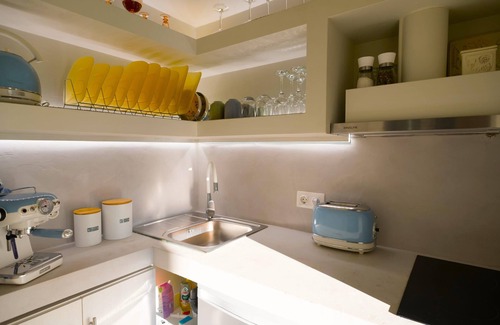 Skiathos Apartamento | Gruccio Red Studio - A Sunny Skiathos Gem