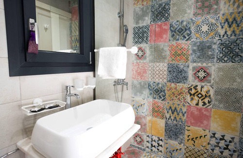 Skiathos Apartamento | Gruccio Red Studio - A Sunny Skiathos Gem
