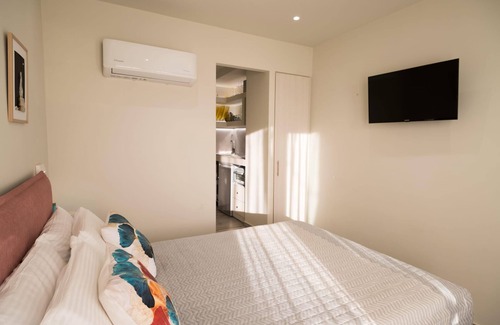 Skiathos Apartamento | Gruccio Red Studio - A Sunny Skiathos Gem