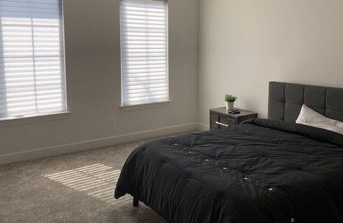 Ashburn Casa | Guest Bedroom in One Loudoun Townhouse w/ Full Dedicated Bathroom