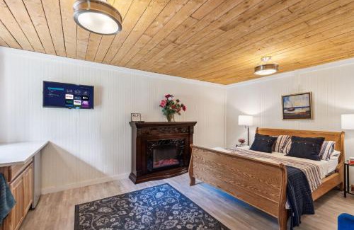 Shelton Casa | Guest Cottage with Lake Access Row Boat Kayaks