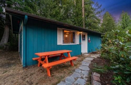 Shelton Casa | Guest Cottage with Lake Access Row Boat Kayaks