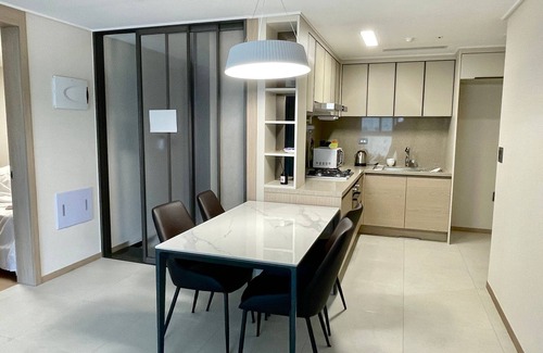 Downtown Apartamento | [Guest Favorite] Premium Modern 3-bedroom apartment by Jeju Airport