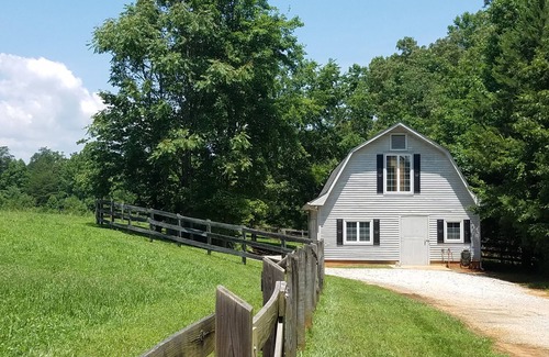 Mill Spring Apartamento | Loft Apartment over Barn ubicado en Silver Fox Farm.