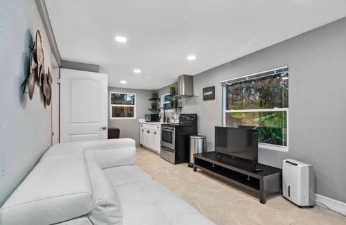 Safety Harbor Casa | Guest House in Clearwater w/acces to Shared Swimming Pool (GH3)