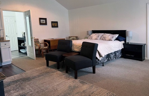 Uptown Cabaña | Guest house in Quiet Neighborhood convenient to shopping, restaurants, downtown.