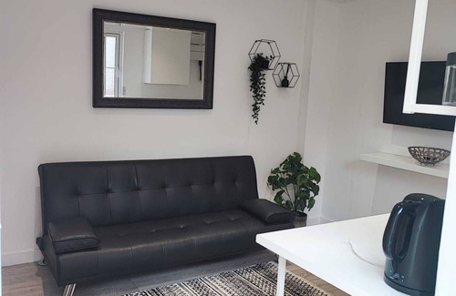 Andover Apartamento | Guest House is Located in Andover. Suitable for Singles / Couples