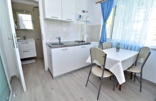 Srebreno Apartamento | Guest House Kanjuo - Studio Apartment with Terrace and Garden View