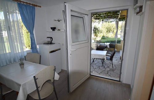 Srebreno Apartamento | Guest House Kanjuo - Studio Apartment with Terrace and Garden View