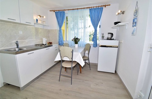 Srebreno Apartamento | Guest House Kanjuo - Studio Apartment with Terrace and Garden View