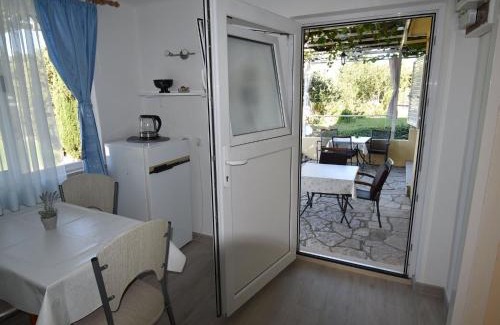 Srebreno Apartamento | Guest House Kanjuo - Studio Apartment with Terrace and Garden View