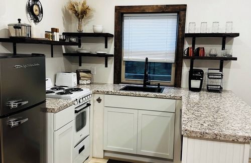 Rapid City Cabina | Guest House Studio Cabin w/Hot Tub and Beautiful Views.