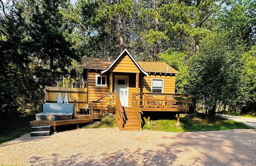 Rapid City Cabina | Guest House Studio Cabin w/Hot Tub and Beautiful Views.