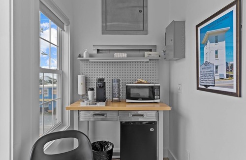Topsail Beach Hotel | Guest House Topsail - King Suite in hotel on Topsail Beach, North Carolina