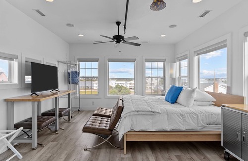 Topsail Beach Hotel | Guest House Topsail - King Suite in hotel on Topsail Beach, North Carolina