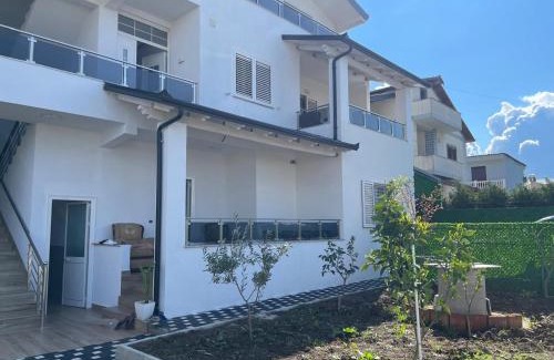Kamez Casa | Guest House White Villa