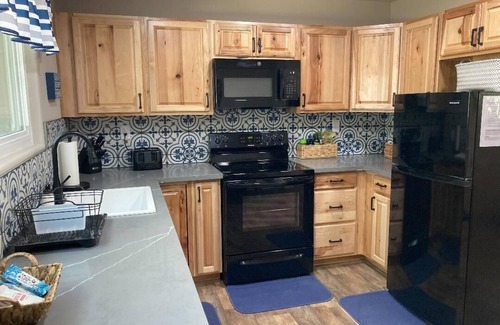 Three Rivers Cabaña | Guest House with Private Hot Tub, Shared Pool, and Walk to Town