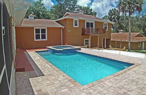 Leesburg Casa | Guest House with pool, boat parking
