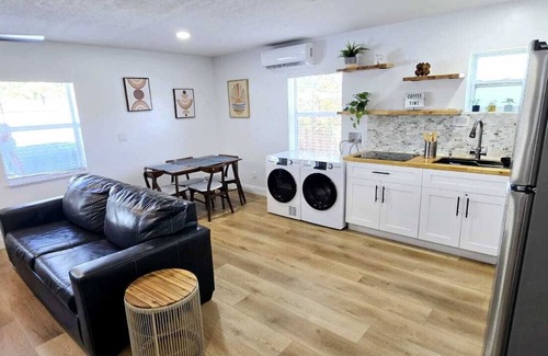 Port Saint Lucie Apartamento | Guest house with king bed, sofa bed, laundry inside, sleep 4, totally private.