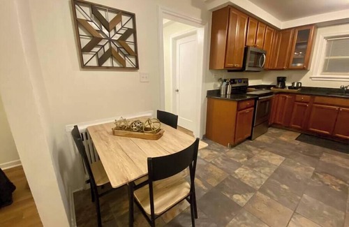 Oak Park Apartamento | Guest Nest River Forest RF 101 2BR Laundry Pets OK