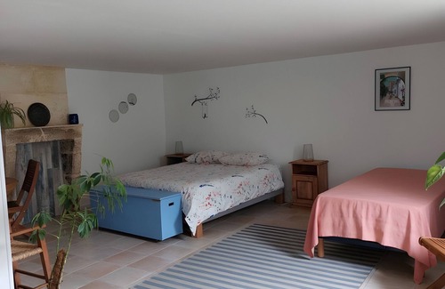 Saint-Romain-de-Benet Cama Y Desayuno | Guest Room Les Capucines – Comfort and Authenticity in Saint-Romain-de-Benet