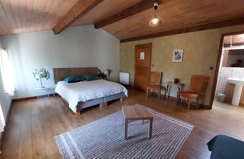 Saint-Romain-de-Benet Cama Y Desayuno | Guest Room Les Capucines – Comfort and Authenticity in Saint-Romain-de-Benet