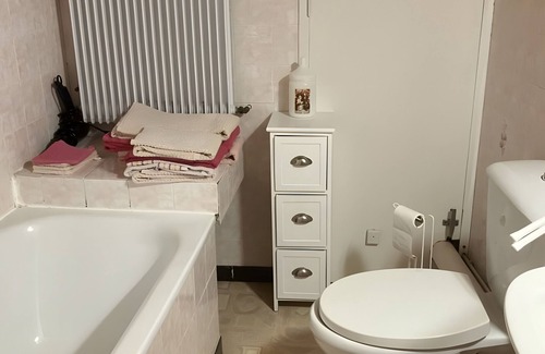 Segonzac Cama Y Desayuno | Guest Room 'Room 1 for 2 People' with Shared Pool, Shared Terrace and Wi-Fi