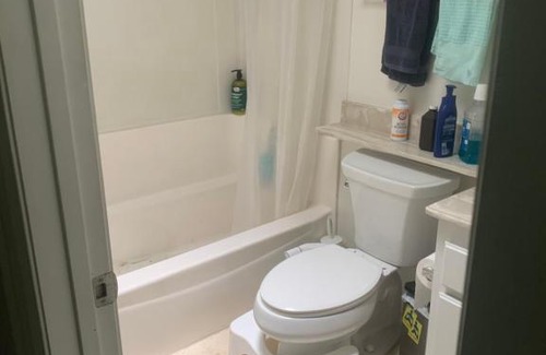 Thousand Oaks Casa | Guest room/shared bath chill vibes
