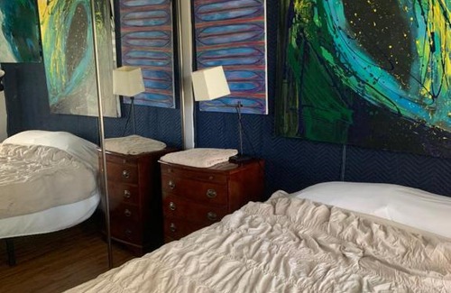 Thousand Oaks Casa | Guest room/shared bath chill vibes