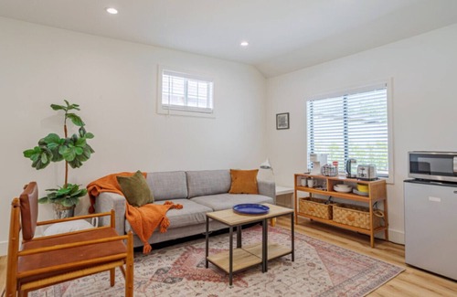 Valley Glen Casa | Guest Studio Universal private entry