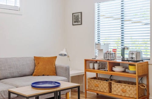 Valley Glen Casa | Guest Studio Universal private entry