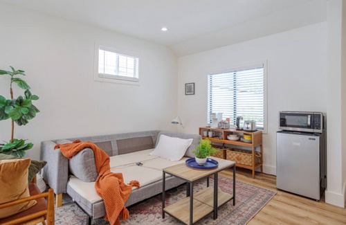 Valley Glen Casa | Guest Studio Universal private entry