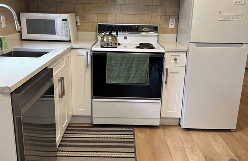 Coquitlam Casa | Guest Suite 2 beds Coquitlam Centre Mall -10min walk to Skytrain/Mall