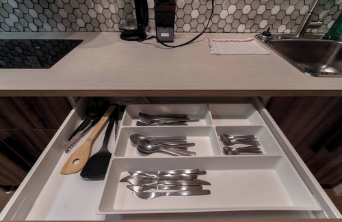 Northeast Edmonton Apartamento | Suite para invitados cerca de Whtye Ave