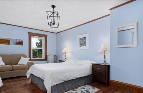 East Providence Apartamento | Guest Suite in Family Neighborhood - 10 min to Providence