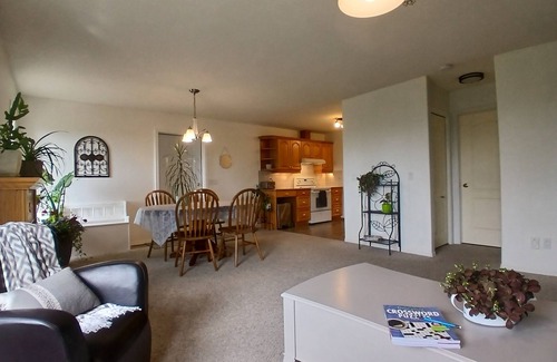 Lethbridge County Casa | Guest suite near Lethbridge with attached garage for you to use