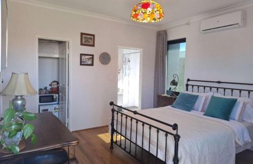 Brentwood Casa | Guest Suite, Private Entrance, Bathroom, Garden, No Overlap with Host