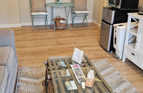 Hull Apartamento | Guest Suite with Bedroom, Living Room, Dining Area, Full Bath,off street parking