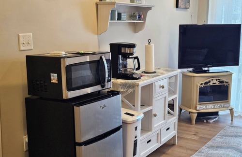 Hull Apartamento | Guest Suite with Bedroom, Living Room, Dining Area, Full Bath,off street parking