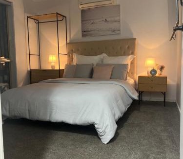 Westmeadows Apartamento | Guest Suite with Private Entry- 6 mins to Airport