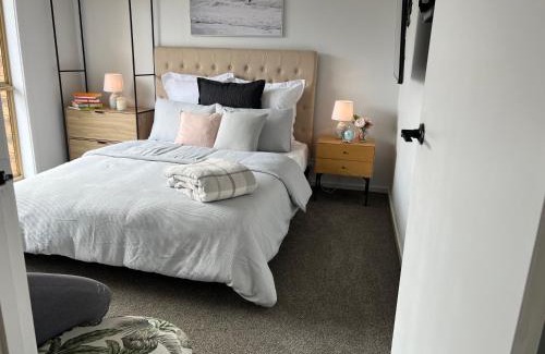 Westmeadows Apartamento | Guest Suite with Private Entry- 6 mins to Airport
