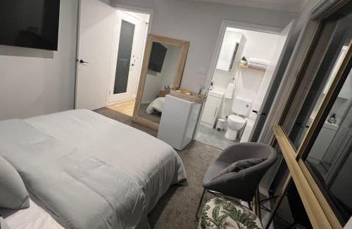 Westmeadows Apartamento | Guest Suite with Private Entry- 6 mins to Airport