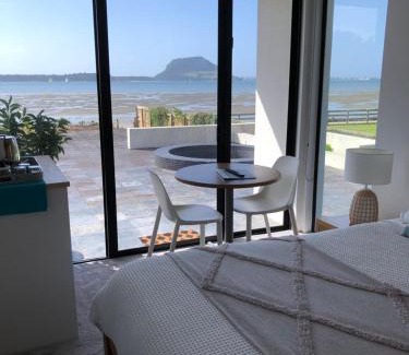 Tauranga Casa | Guest Suite with Sea Views and Thermally Heated Hot Tub