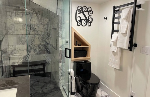 St. Matthews Apartamento | Guest Suite with Steam Spa in Heart of Louisville