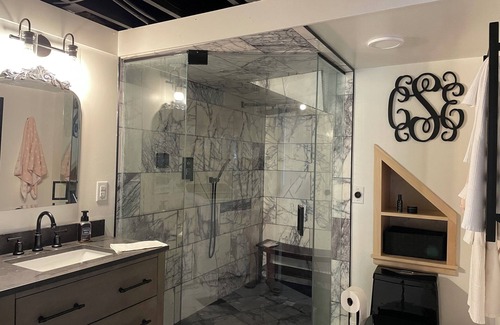 St. Matthews Apartamento | Guest Suite with Steam Spa in Heart of Louisville