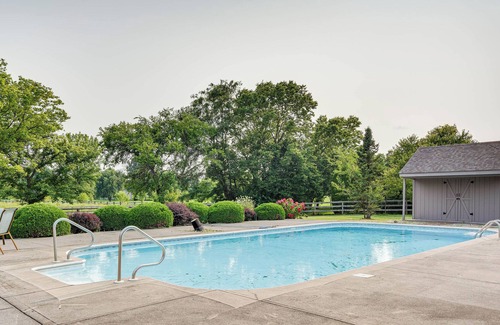 Grove City Apartamento | Guest Unit at Villa w/ Outdoor Pool & Fireplace!