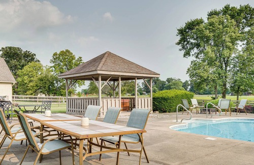 Grove City Apartamento | Guest Unit at Villa w/ Outdoor Pool & Fireplace!