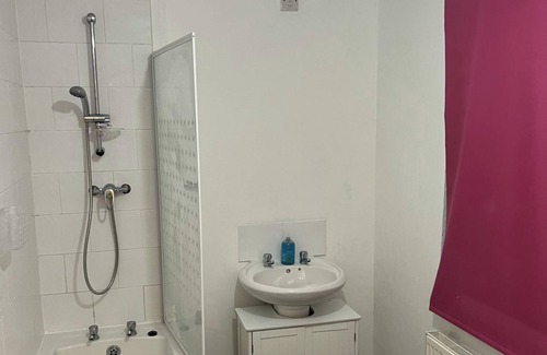 North Bitchburn Casa | GuestHouse-2BR-Parking-WiFi-ToiletriesProvided