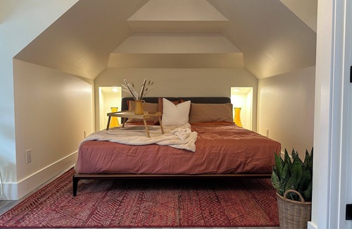 Northeast Edmonton Casa | Guesthouse at the Davidson Manor
