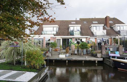 Rijpwetering Casa | Guesthouse BedNboot met terras aan het water